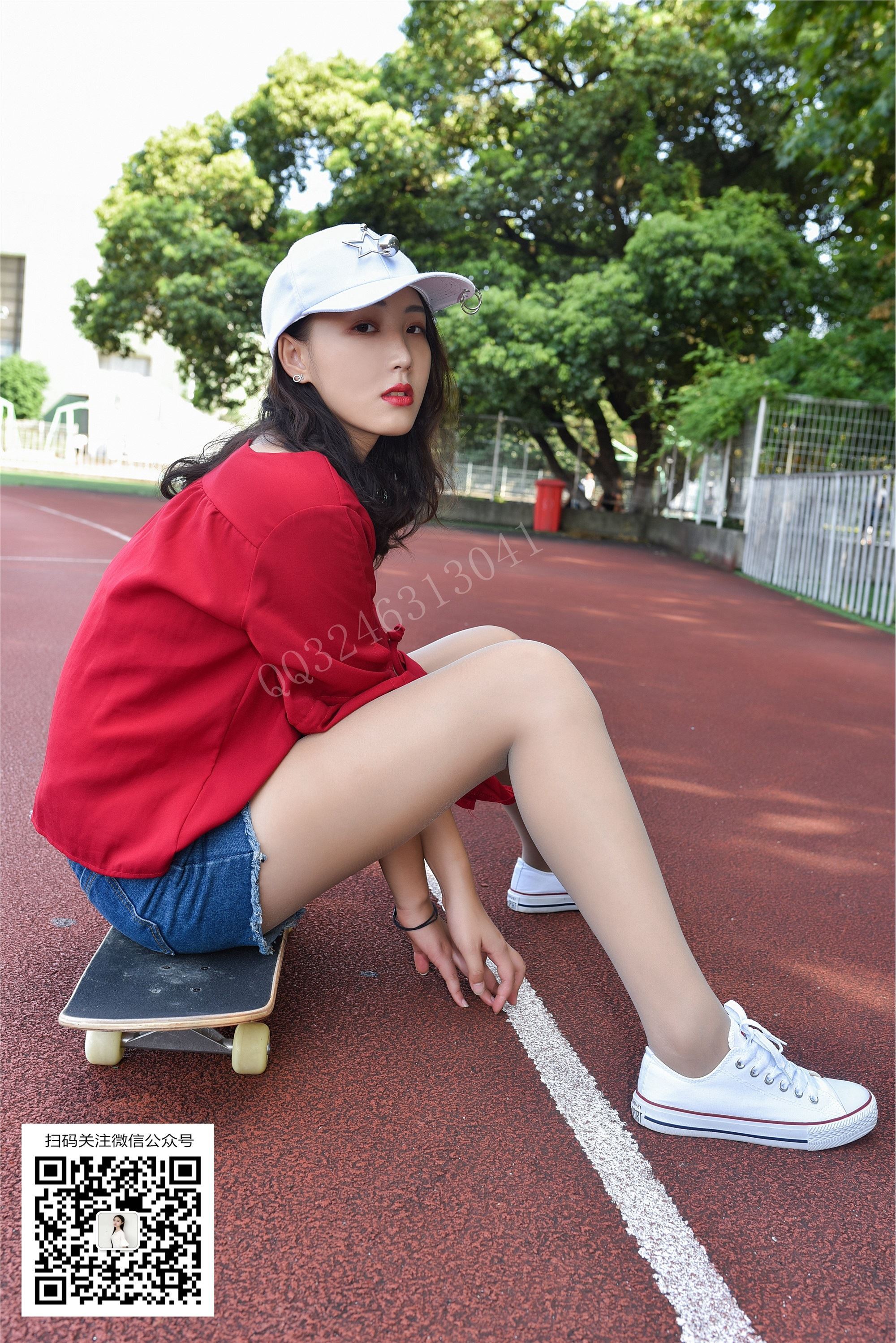 No.078 Yueyue - Skateboarding in silk stockings